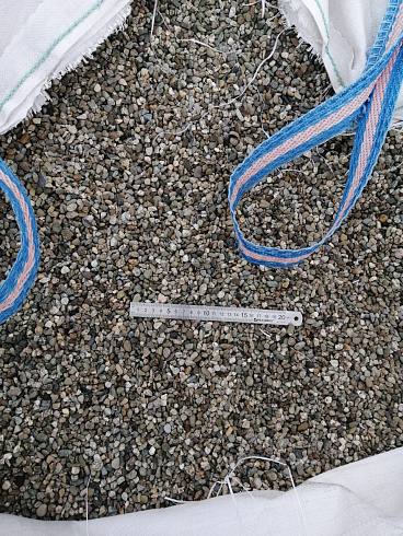 Kamenclub.ru: Галька речная окат (серая) фр.3-5 мм купить  в Кемерово галька речная серая бежевый темно-серый окатанный речной камень округлый 9500 руб/т   фото КАМЕНЬ КЛУБ