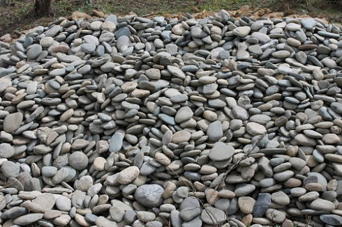 Kamenclub.ru: Галька речная плоская (ассорти) фр. 100-200-300 мм. купить  в Кемерово галька плоская разноцветная серый белый темно-серый синий речная галька ландшафтная 8000 руб/т   фото КАМЕНЬ КЛУБ