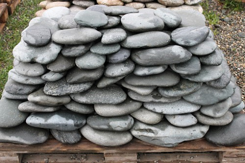 Kamenclub.ru: Галька речная плоская (темно-серая) фр. 100-200-300 мм. купить  в Кемерово галька речная плоская темно-серый, серый, синий речной галечник плоский 9000 руб/т   фото КАМЕНЬ КЛУБ