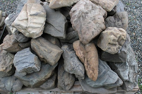 Kamenclub.ru: Песчаник декоративный ландшафтный (фр. 300-500 мм)  купить в Кемерово песчаник желтый рыжий серый зеленый валун речной окатанный природный песчаника 4 500 руб/т   фото КАМЕНЬ КЛУБ