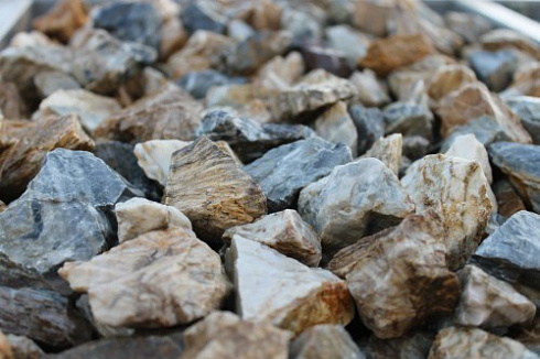 Kamenclub.ru: Мраморная крошка (щебень крошка медовый) фр. 20-40 мм.  купить в Кемерово мрамор бежевый рыжий желтый ландшафтная мраморная крошка 12000 руб/т   фото КАМЕНЬ КЛУБ