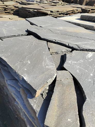 Kamenclub.ru: Песчаник пластушка светло-серый (3,0 см)  купить в Кемерово песчаник светло-серый, серый песчаник рваный ландшафтный колотый 13800 руб/м3   фото КАМЕНЬ КЛУБ