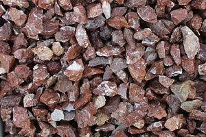 Kamenclub.ru: Мраморная крошка (щебень крошка розовый) фр. 40-70 мм.  купить в Кемерово мрамр розовый, красный мраморный декоративный 11000 руб/т   фото КАМЕНЬ КЛУБ