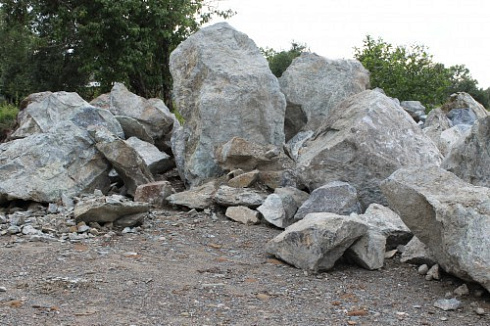 Kamenclub.ru: Змеевик скальник фр. 500-1500 мм.  купить в Кемерово змеевик зеленый серый черный глыба скальная колотая 7500 руб/т   фото КАМЕНЬ КЛУБ