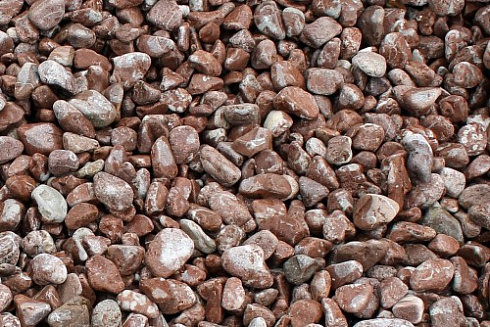 Kamenclub.ru: Мраморная крошка (щебень галтованный розовый) фр.5-10 мм.  купить в Кемерово мрамор розовый, красный окатанный мраморный щебень декоративный ландшатфный 15000 руб/т   фото КАМЕНЬ КЛУБ