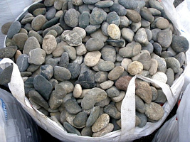 Kamenclub.ru: Галька речная плоская (ассорти) фр. 100-200-300 мм. купить в Кемерово галька плоская разноцветная серый белый темно-серый синий речная галька ландшафтная 8000 руб/т   фото КАМЕНЬ КЛУБ