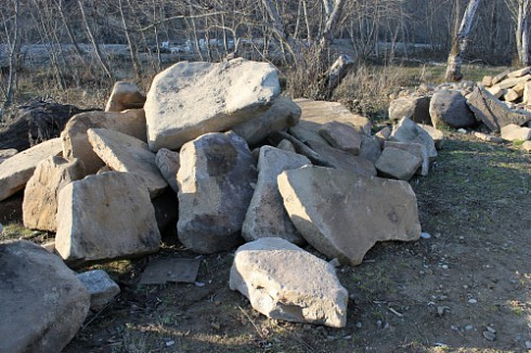 Kamenclub.ru: Песчаник плиты - плахи - пошаговые дорожки (фр. 70-150 мм)  купить в Кемерово песчаник серый бежевый желтый зеленый колотый песчаник строительный 6500 руб/т   фото КАМЕНЬ КЛУБ