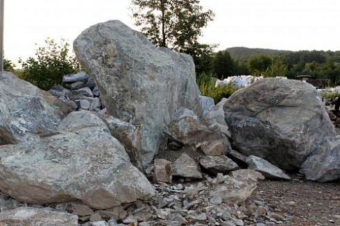 Kamenclub.ru: Змеевик скальник фр. 500-1500 мм.  купить в Кемерово змеевик зеленый серый черный глыба скальная колотая 7500 руб/т   фото КАМЕНЬ КЛУБ