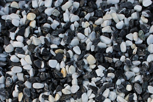 Kamenclub.ru: Мраморная крошка (щебень галтованный микс:белый-черный) фр.10-20 мм.  купить в Кемерово мрамор белый, черный окатанные округлые декоративные ландшафтные камни щебня 15500 руб/т   фото КАМЕНЬ КЛУБ
