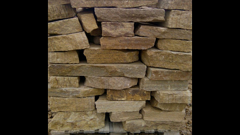 Kamenclub.ru: Песчаник пластушка желтый с рисунком (4-6 см)  купить в Кемерово плитняк пластушка желтый с рисунком песчаник 9 000 руб/м3   фото КАМЕНЬ КЛУБ