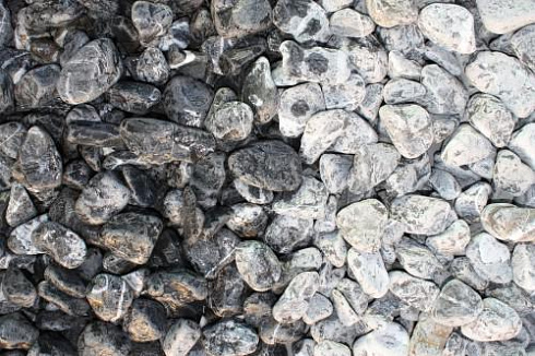 Kamenclub.ru: Щебень галтованный черный (мрамор) фр.20-40 мм.  купить в Кемерово мрамор черный с белыми прожилками мрамор окатанный округлый 15000 руб/т   фото КАМЕНЬ КЛУБ