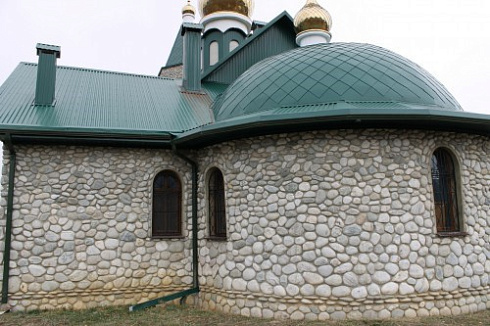 Kamenclub.ru: Галька речная плоская (бело-серая) фр. 100-200-300 мм. купить  в Кемерово галька речная плоская серый, белый, бело-серый, серо-белый речная галька плоская  9000 руб/т   фото КАМЕНЬ КЛУБ