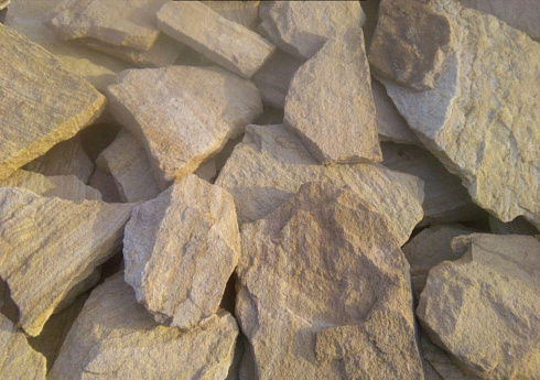 Kamenclub.ru: Песчаник пластушка "фонтанка" желтая (3,0 - 5,0 см)  купить в Кемерово песчаник желтая, рыжий, желтый песчаник колотый рваный со сколом облицовочный 16200 руб/м3   фото КАМЕНЬ КЛУБ