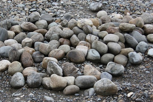 Kamenclub.ru: Речной валун (Ассорти) фр.100-300 мм.  купить в Кемерово галечник серый, темно-серый, светло-серый речная галька крупных размеров 4200 руб/т   фото КАМЕНЬ КЛУБ