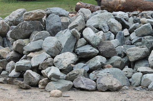 Kamenclub.ru: Гранит скальник (серо-зеленый) фр. 100-500 мм.  купить в Кемерово гранит зеленый, серый, салатовый крупный ландшафтный валун 6 000 руб/т   фото КАМЕНЬ КЛУБ