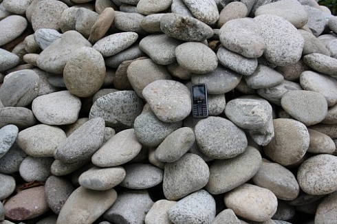 Kamenclub.ru: Галька речная плоская (серо-белая) фр. 70-120 мм. купить  в Кемерово галька галечник речной серый, белый окатанная плоская  природная галька 9000 руб/т   фото КАМЕНЬ КЛУБ