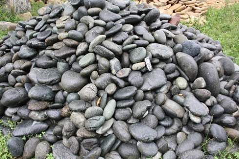 Kamenclub.ru: Темно-серый валунчик фр.100-300 мм.  купить в Кемерово крупный природный камень серый, темно-серый, светло-серый речная галька большого размера окатанная 4500 руб/т   фото КАМЕНЬ КЛУБ