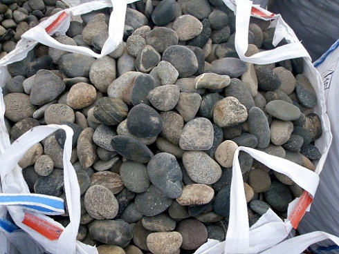 Kamenclub.ru: Галька речная плоская (ассорти) фр. 70-150 мм. купить  в Кемерово галька галечник серый белый темно-серый синий светло-серый плоская природная галька  9000 руб/т   фото КАМЕНЬ КЛУБ