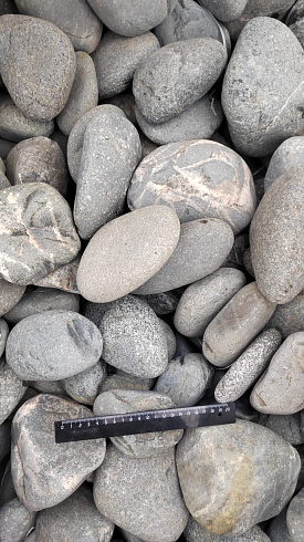 Kamenclub.ru: Галька речная окат (темно-серая) фр. 70-150 мм. купить  в Кемерово галька речная темно-серая, синяя, серая речная галька округлая  8000 руб/т   фото КАМЕНЬ КЛУБ