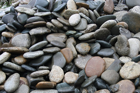 Kamenclub.ru: Галька речная плоская (ассорти) фр. 100-200-300 мм. купить  в Кемерово галька плоская разноцветная серый белый темно-серый синий речная галька ландшафтная 8000 руб/т   фото КАМЕНЬ КЛУБ