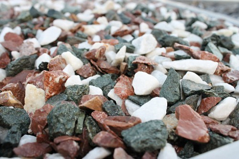 Kamenclub.ru: Мраморная крошка (щебень крошка микс: белый-зеленый-розовый) фр. 10-20 мм.  купить в Кемерово мрамор белый, зеленый, розовый декоративный ландшафтный колотый щебень 12000 руб/т   фото КАМЕНЬ КЛУБ