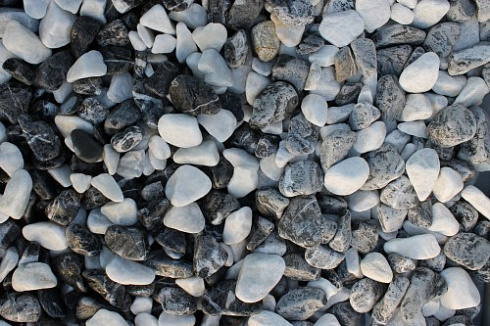 Kamenclub.ru: Мраморная крошка (щебень галтованный микс:: белый-черный) фр.20-40 мм  купить в Кемерово мрамор белый, черный мраморный галтованный щебень 15500 руб/т   фото КАМЕНЬ КЛУБ