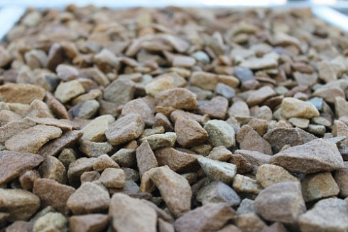 Kamenclub.ru: Щебень крошка желтый (песчаник) фр. 20-40 мм.  купить в Кемерово песчаник бежевый рыжий каменная крошка песчаника 9500 руб/т   фото КАМЕНЬ КЛУБ