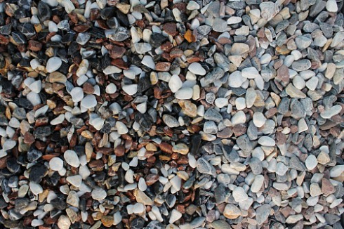 Kamenclub.ru: Мраморная крошка (щебень галтованный микс:белый-черный-розовый-медовый) фр.10-20 мм.  купить в Кемерово мрамор белый, медовый, черный, розовый мраморный декоративный ландшафтный окатанный округлый галтованный щебень 15500 руб/т   фото КАМЕНЬ КЛУБ