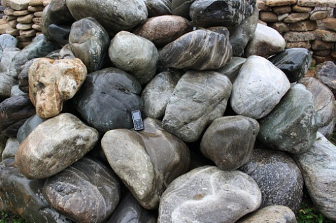 Kamenclub.ru: Речной валун Кабанчик фр.300-500 мм.  купить в Кемерово крупный природный камень галька серый, темно-серый речной валун галечник масштабный 7000 руб/т   фото КАМЕНЬ КЛУБ