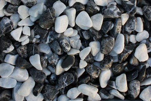 Kamenclub.ru: Мраморная крошка (щебень галтованный микс:: белый-черный) фр.20-40 мм  купить в Кемерово мрамор белый, черный мраморный галтованный щебень 15500 руб/т   фото КАМЕНЬ КЛУБ