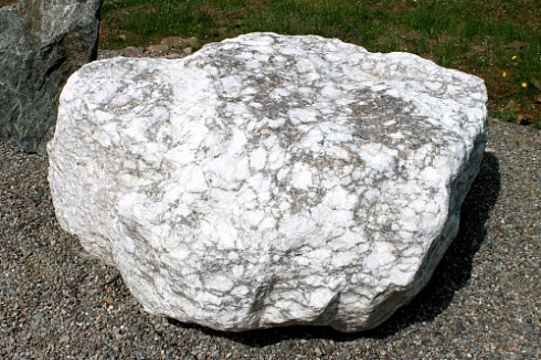 Kamenclub.ru: Мраморизированный известняк фр.500-1500 мм.  купить в Кемерово    10000 руб/т   фото КАМЕНЬ КЛУБ