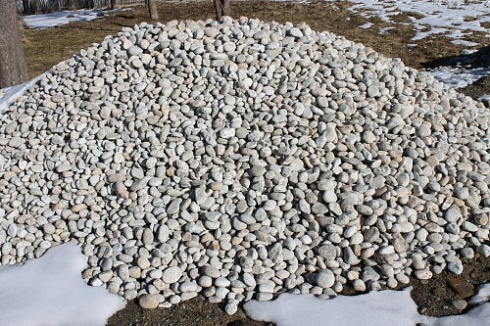 Kamenclub.ru: Галька речная окат (серо-белая) фр. 70-120 мм купить  в Кемерово галька галечник бело-серая, серо-белая, серая, белая речная природная галька  8000 руб/т   фото КАМЕНЬ КЛУБ