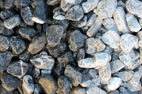 Kamenclub.ru: Щебень галтованный черный (мрамор) фр. 50-100 мм.  купить в Кемерово мрамор черный с белыми прожилками щебень ландшафтный мраморный 15000 руб/т   фото КАМЕНЬ КЛУБ