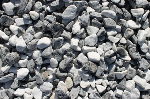 Kamenclub.ru: Мраморная крошка (щебень галтованный микс:: белый-черный) фр.20-40 мм  купить в Кемерово мрамор белый, черный мраморный галтованный щебень 15500 руб/т   фото КАМЕНЬ КЛУБ