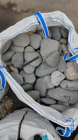 Kamenclub.ru: Галька речная плоская (темно-серая) фр. 70-150 мм. купить  в Кемерово галечник природный темно-серый серый синий речная плоская природная окатанная  9000 руб/т   фото КАМЕНЬ КЛУБ