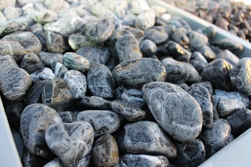 Kamenclub.ru: Щебень галтованный черный (мрамор) фр.20-40 мм.  купить в Кемерово мрамор черный с белыми прожилками мрамор окатанный округлый 15000 руб/т   фото КАМЕНЬ КЛУБ