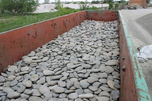 Kamenclub.ru: Галька речная плоская (ассорти) фр. 100-200-300 мм. купить  в Кемерово галька плоская разноцветная серый белый темно-серый синий речная галька ландшафтная 8000 руб/т   фото КАМЕНЬ КЛУБ