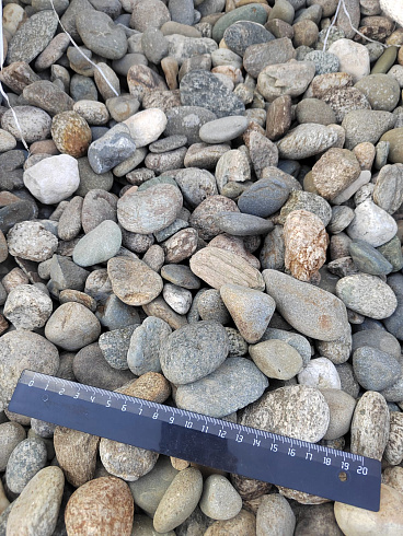 Kamenclub.ru: Галька речная окат (пестрая) фр. 20-40 мм. купить  в Кемерово галька речная пестрая, серая, серые оттенки галька речная окатанная округлая 5000 руб/т   фото КАМЕНЬ КЛУБ