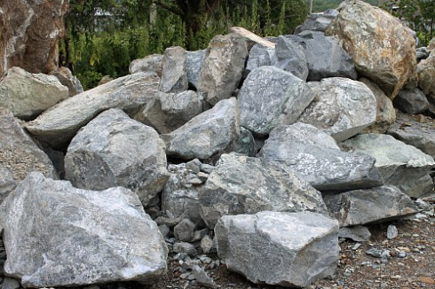 Kamenclub.ru: Змеевик скальник фр. 500-1500 мм.  купить в Кемерово змеевик зеленый серый черный глыба скальная колотая 7500 руб/т   фото КАМЕНЬ КЛУБ