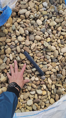 Kamenclub.ru: Галька речная окат рыжая фр. 20-40 мм. купить  в Кемерово галька речная окатанная рыжая желтая серая округлая речная галька 5000 руб/т   фото КАМЕНЬ КЛУБ