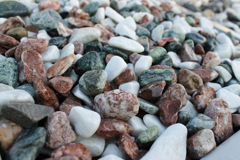 Kamenclub.ru: Мраморная крошка (щебень галтованный микс:белый-зеленый-розовый) фр.20-40 мм.  купить в Кемерово мрамор белый, зеленый, розовый мрамор декоративный (галтовка) 15500 руб/т   фото КАМЕНЬ КЛУБ