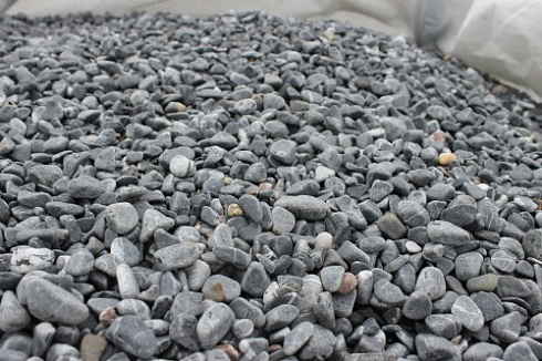 Kamenclub.ru: Щебень галтованный черный (мрамор) фр.10-20 мм.  купить в Кемерово мрамор черный с белыми прожилками, черный, белый окатанный округлый ландшафтный декоративный щебень 15000 руб/т   фото КАМЕНЬ КЛУБ