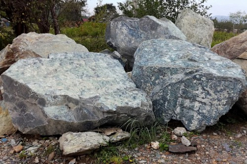 Kamenclub.ru: Змеевик скальник фр. 500-1500 мм.  купить в Кемерово змеевик зеленый серый черный глыба скальная колотая 7500 руб/т   фото КАМЕНЬ КЛУБ