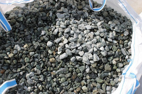 Kamenclub.ru: Щебень крошка зеленый (змеевик) фр. 20-40 мм.  купить в Кемерово мрамор зеленый, салатовый ландшафтная мраморная крошка 8500 руб/т   фото КАМЕНЬ КЛУБ