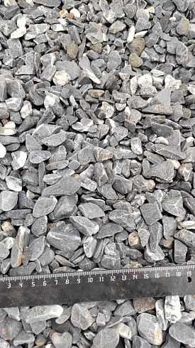 Kamenclub.ru: Щебень галтованный черный (мрамор) фр.10-20 мм.  купить в Кемерово мрамор черный с белыми прожилками, черный, белый окатанный округлый ландшафтный декоративный щебень 15000 руб/т   фото КАМЕНЬ КЛУБ