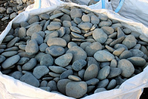 Kamenclub.ru: Галька речная плоская (темно-серая) фр. 100-200-300 мм. купить в Кемерово галька речная плоская темно-серый, серый, синий речной галечник плоский 9000 руб/т   фото КАМЕНЬ КЛУБ