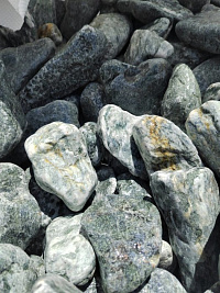 Галтованный жадеит (фр. 70-100 мм) фото Камень Клуб  купить в Кемерово