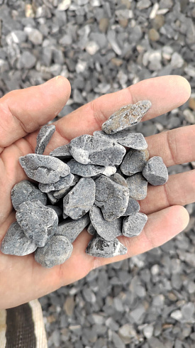 Kamenclub.ru: Щебень галтованный черный (мрамор) фр.10-20 мм.  купить в Кемерово мрамор черный с белыми прожилками, черный, белый окатанный округлый ландшафтный декоративный щебень 15000 руб/т   фото КАМЕНЬ КЛУБ