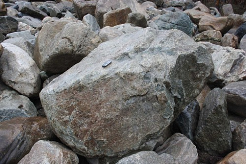 Kamenclub.ru: Гранит скальник (серо-зеленый) фр. 500-1500 мм.  купить в Кемерово гранит мрамор  серый зеленый темно-серый глыба скальная колотая ландшафтная 7 500 руб/т   фото КАМЕНЬ КЛУБ