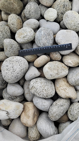 Kamenclub.ru: Галька речная окат (серо-белая) фр. 70-120 мм купить  в Кемерово галька галечник бело-серая, серо-белая, серая, белая речная природная галька  8000 руб/т   фото КАМЕНЬ КЛУБ